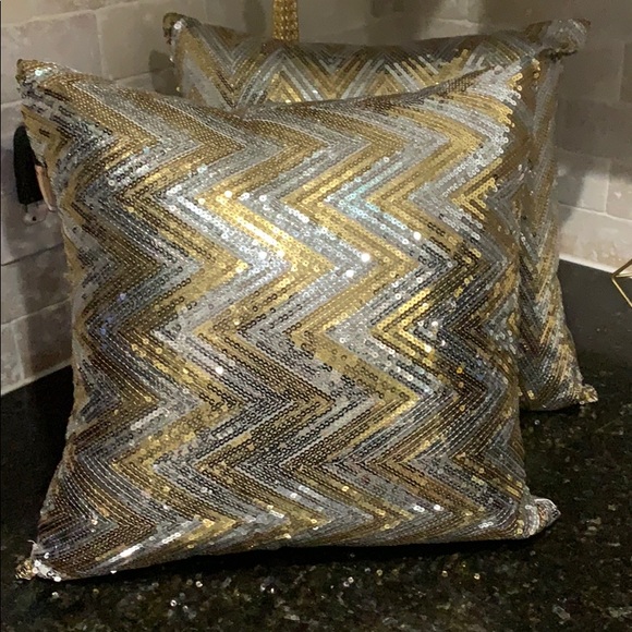 Other - 2 throw pillows